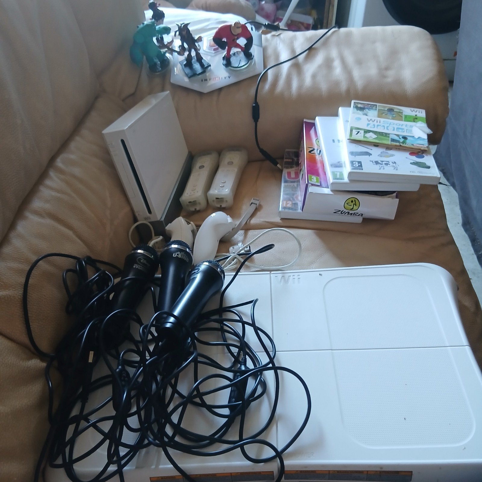 Set Wii 2 télécommandes 2 nunchuks 5 jeux Wii Balance Board., Enlèvement ou Envoi, Comme neuf, Avec 2 manettes, Avec jeux