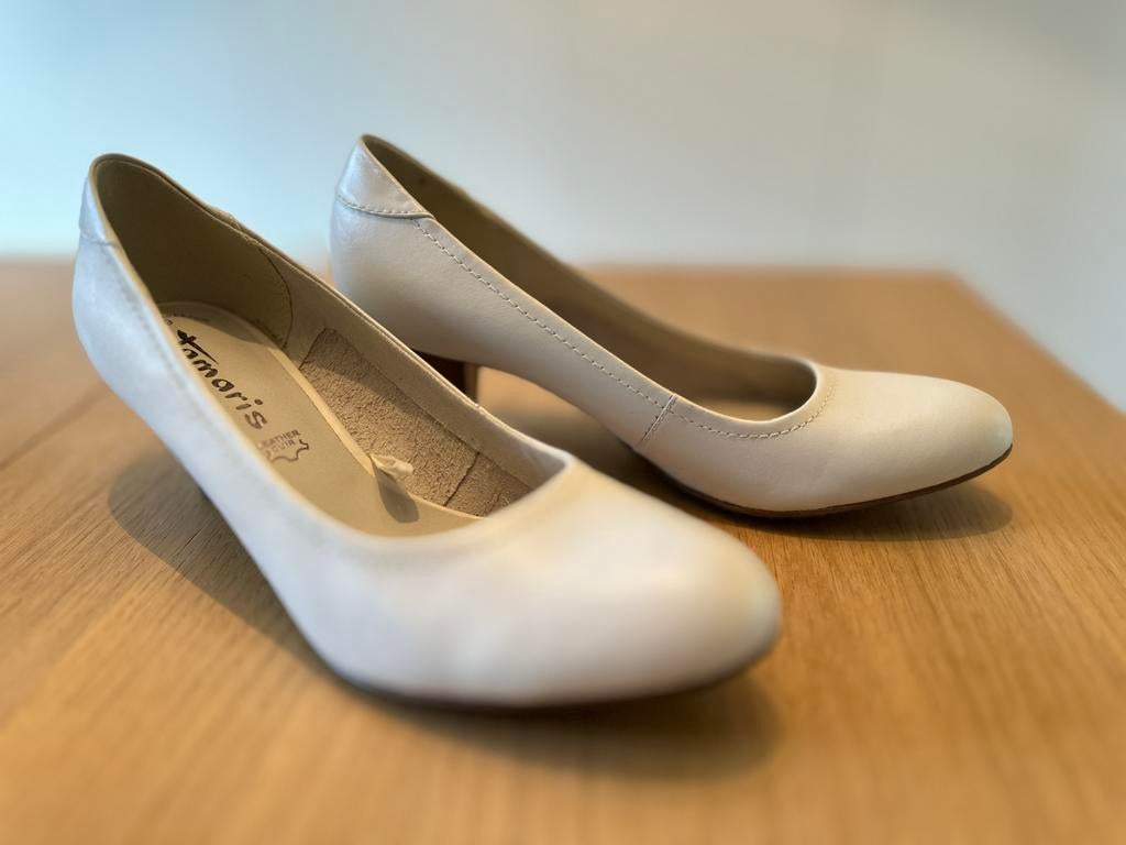 Witte pumps in prima staat (1 keer gedragen) maat 39, Kleding | Dames, Ophalen, Zo goed als nieuw