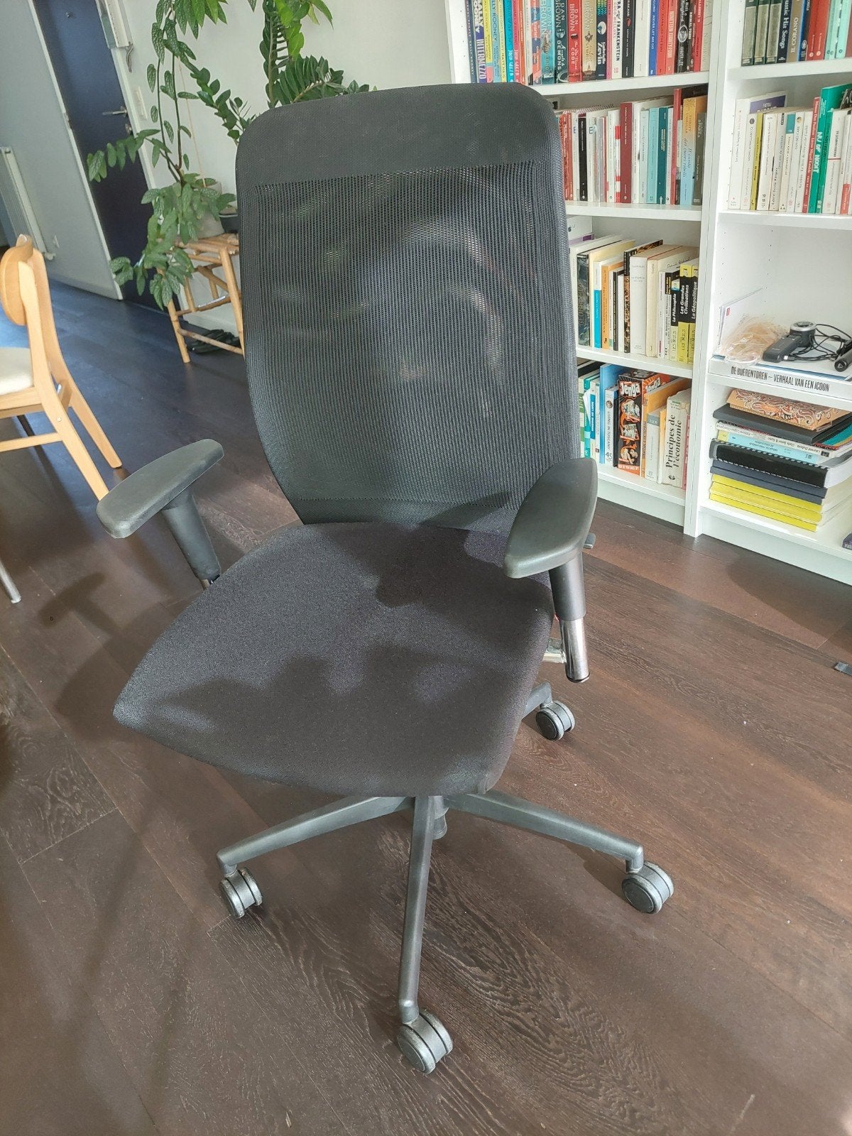 Office chair., Ophalen