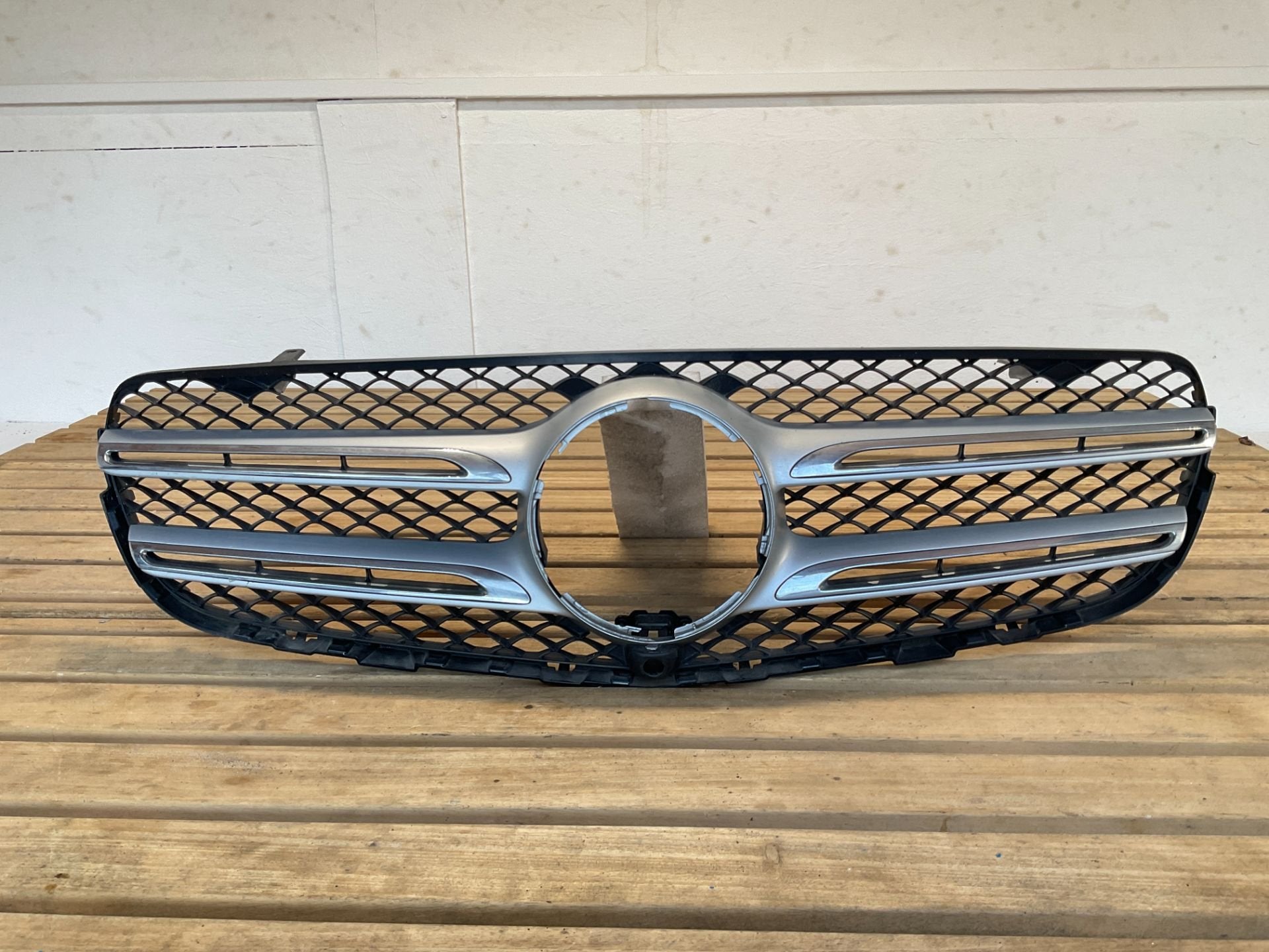 Grille de pare-chocs Mercedes Classe GLC W253 2016-2019 Gril, Mercedes-Benz AG, Mercedes-Benz, Utilisé, Mercedesstrasse 120
70372  Stuttgart, DE