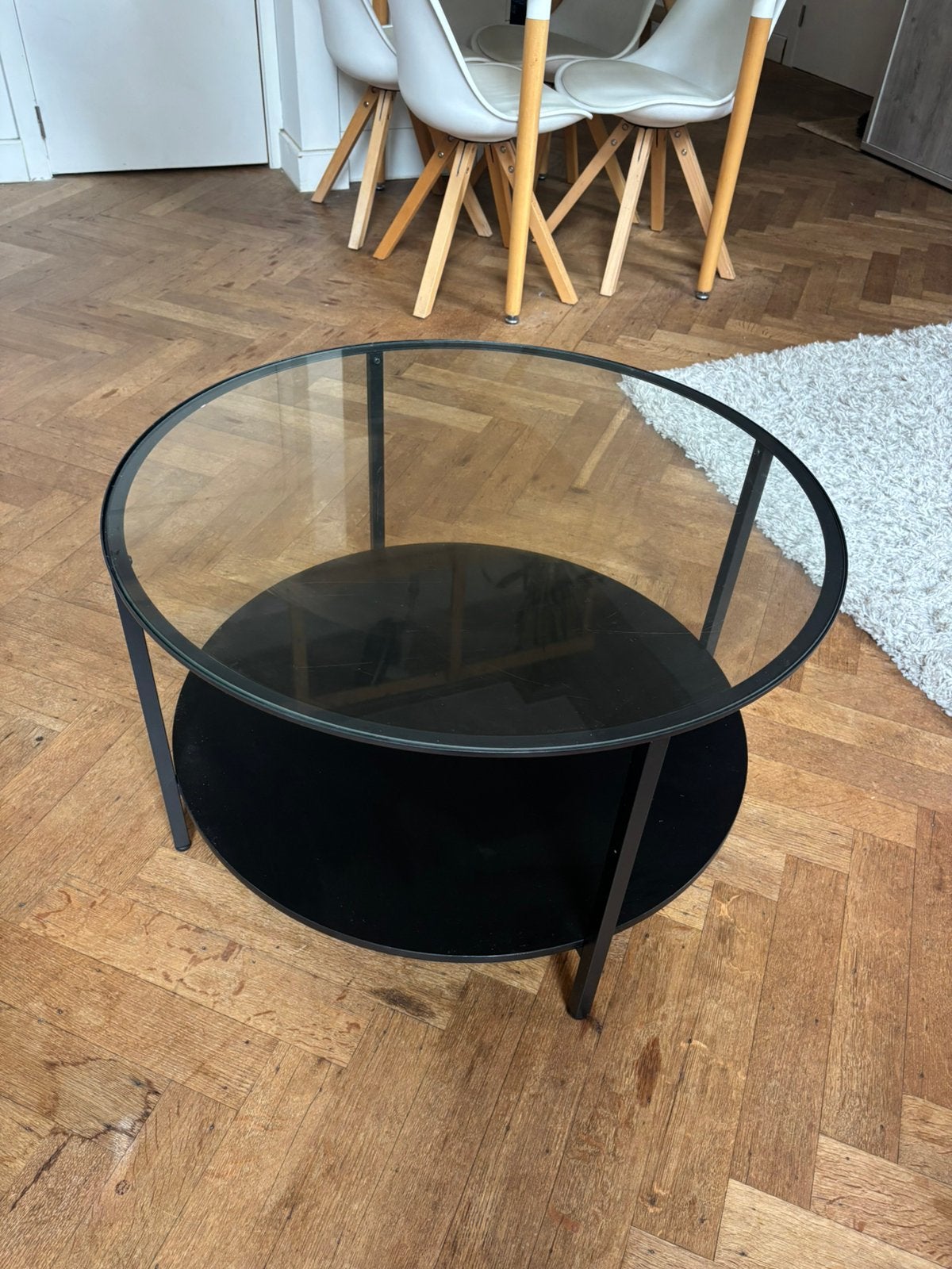 Ronde zwarte salontafel met glazen blad, Huis en Inrichting, Ophalen, Rond, 50 tot 100 cm, Zo goed als nieuw