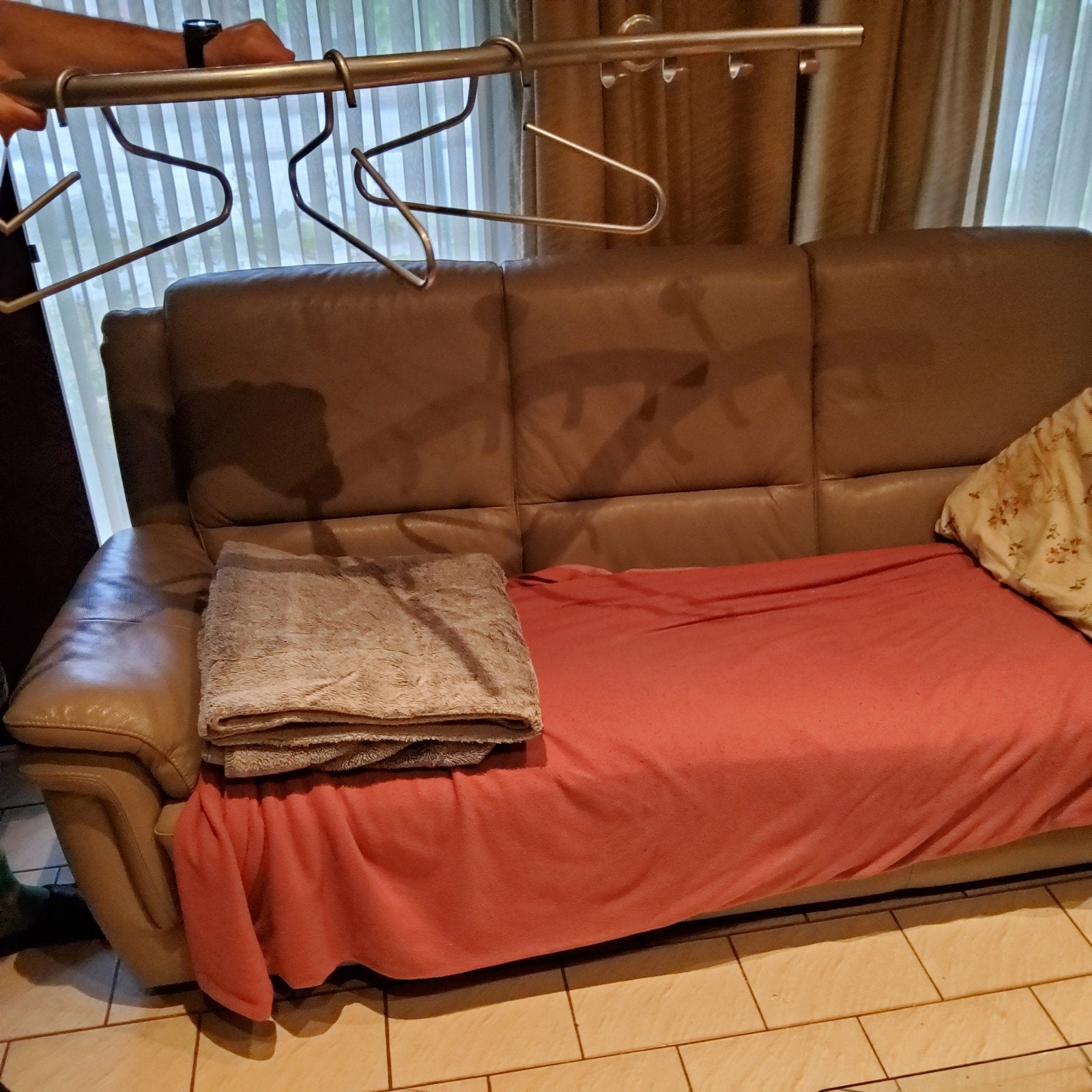 porte-manteau suspendu moderne, Enlèvement