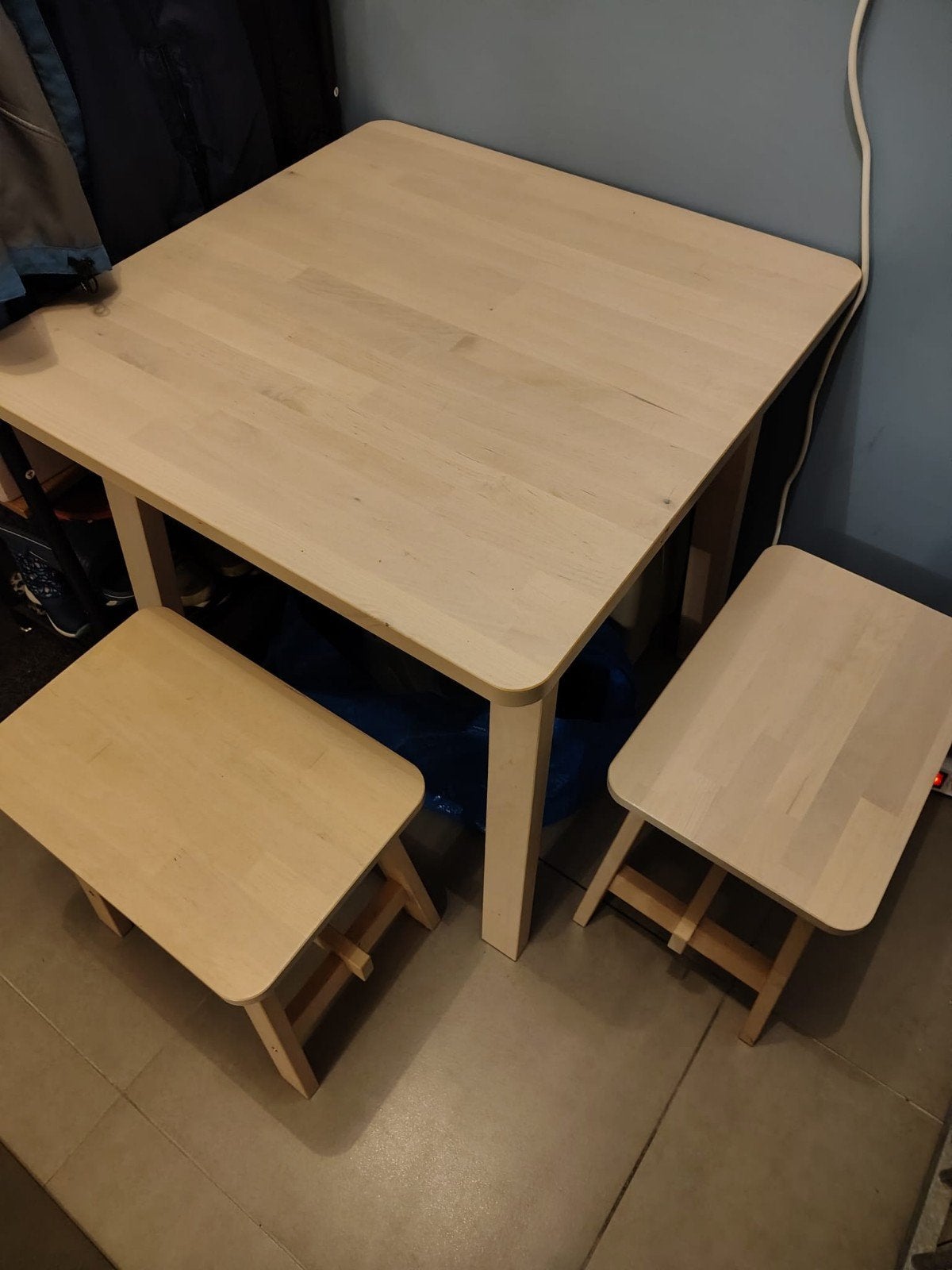 Houten tafeltje met twee krukjes, Ophalen