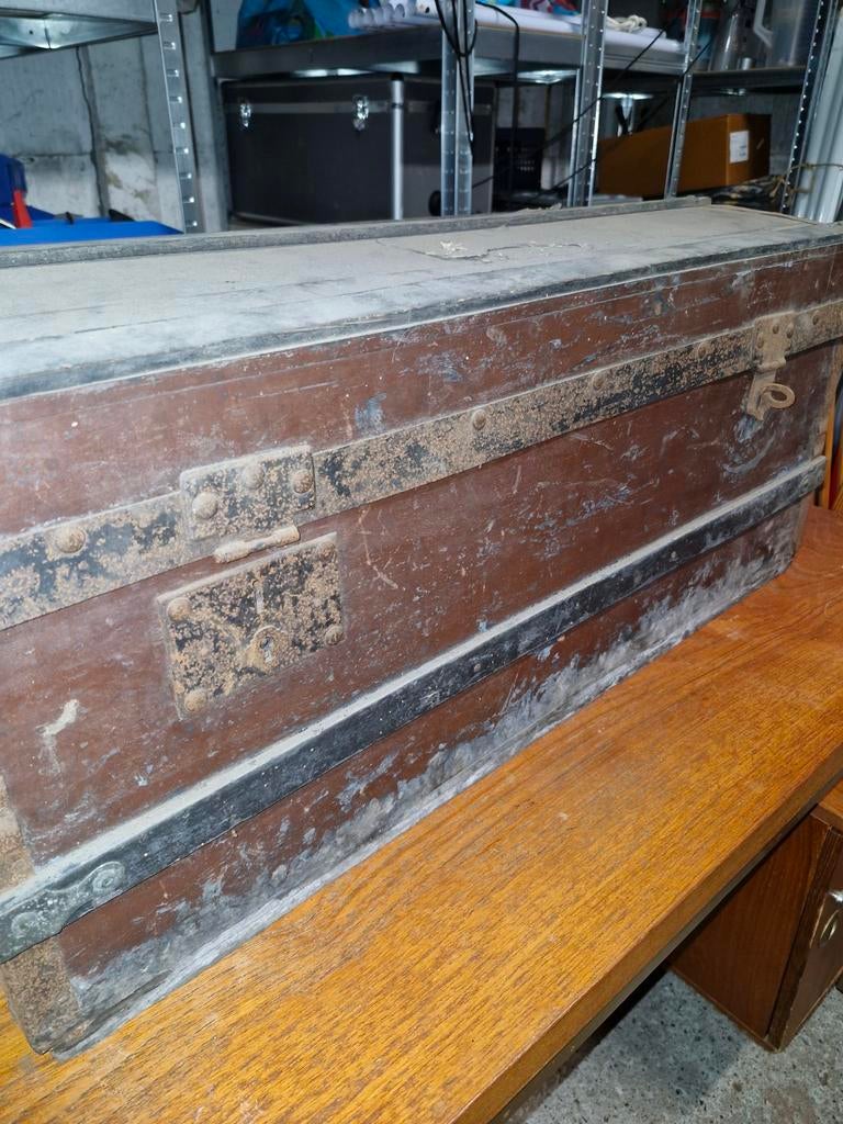 Ancienne boîte en bois avec bords en métal marron, Enlèvement