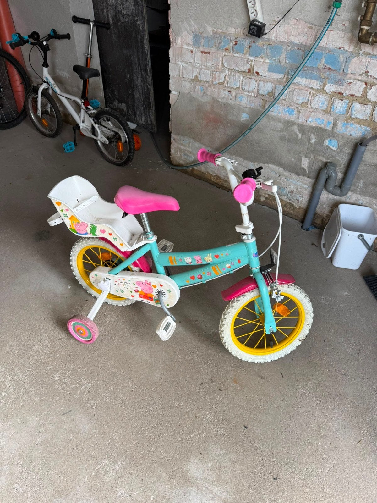 Peppa Pig kinderfiets 12 inch met zijwieltjes – Zeer nette s, Ophalen, Zijwieltjes