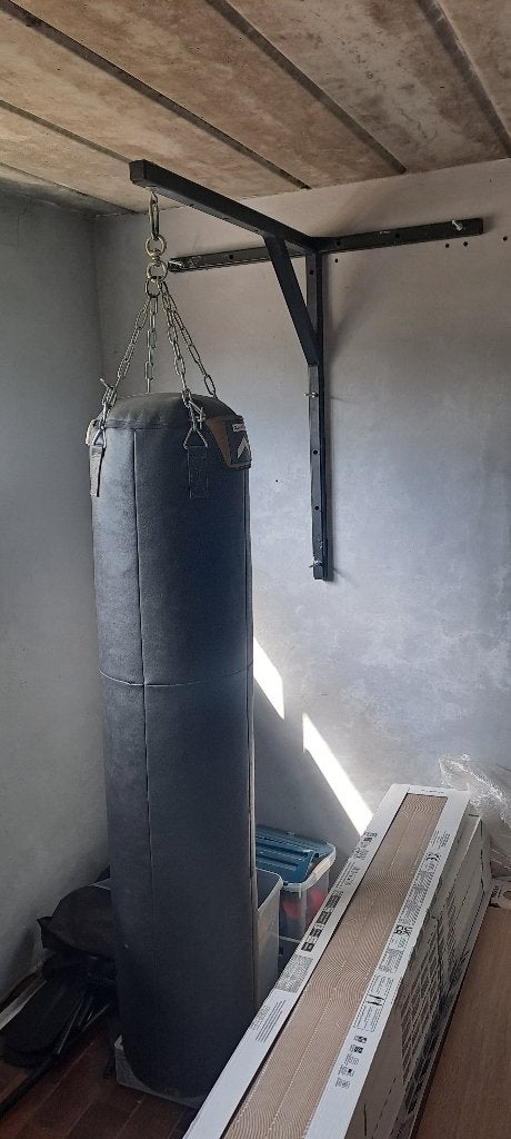 Bokszak met muurophanging, Sports & Fitness, Boxe, Enlèvement, Utilisé, Sac de boxe