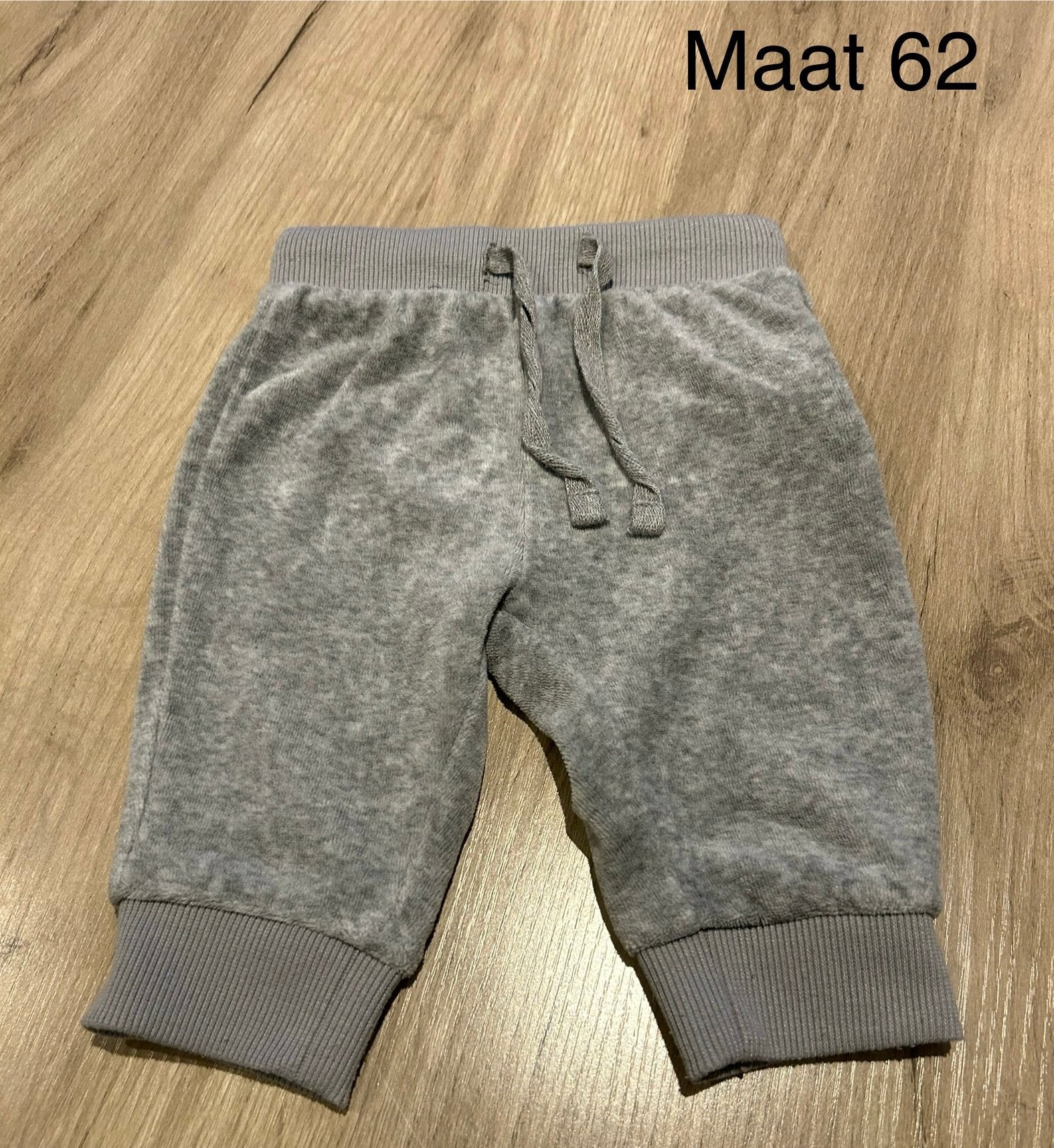 Grijze broek (maat 62), Ophalen of Verzenden, Zo goed als nieuw, Broekje