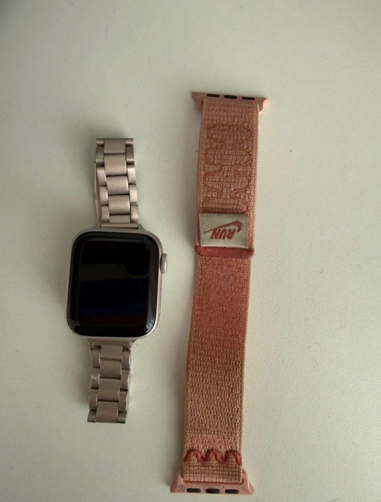 Apple Watch SE 3 - 40mm + 2 bracelets + chargeur, Bijoux, Sacs & Beauté, Étanche, Avancer d'un pas, Enlèvement ou Envoi, Apple Watch