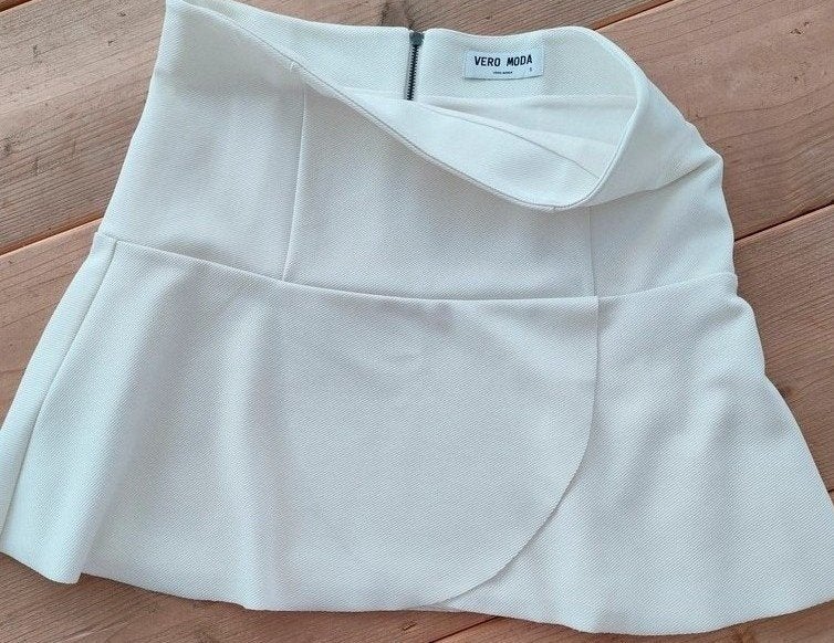 Korte rok tot boven de knie. Vero Moda. Maat Smal. Stretch., Kleding | Dames, Rokken, Vero Moda, Wit, Ophalen of Verzenden, Zo goed als nieuw