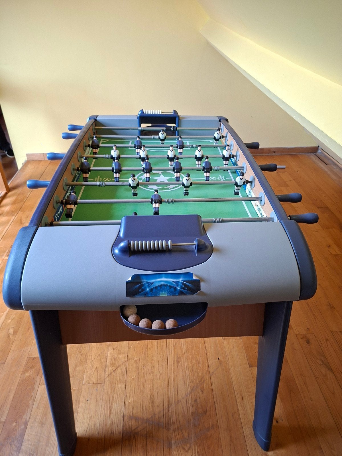 Een tafelvoetbal (tafelvoetbal) met officiële licentie van d, Ophalen