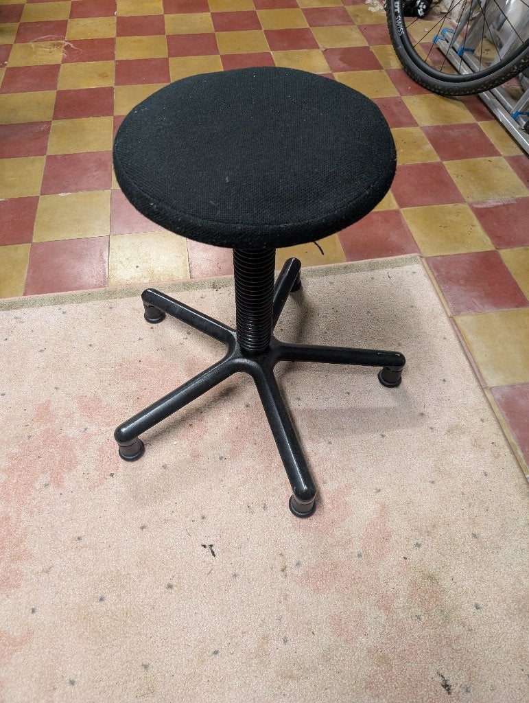tabouret noir robuste, Maison & Meubles, Tabourets, Enlèvement, Réglable en hauteur, Utilisé, Échantillon