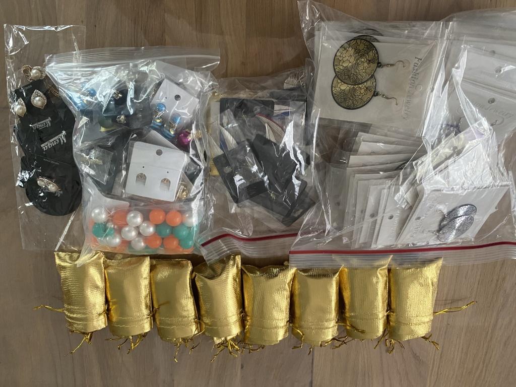 Groot Lot Nieuwe Oorringen (125 Paar) + 80 Gouden Sierzakjes, Bijoux, Sacs & Beauté, Boucles d'oreilles, Autres couleurs, Enlèvement