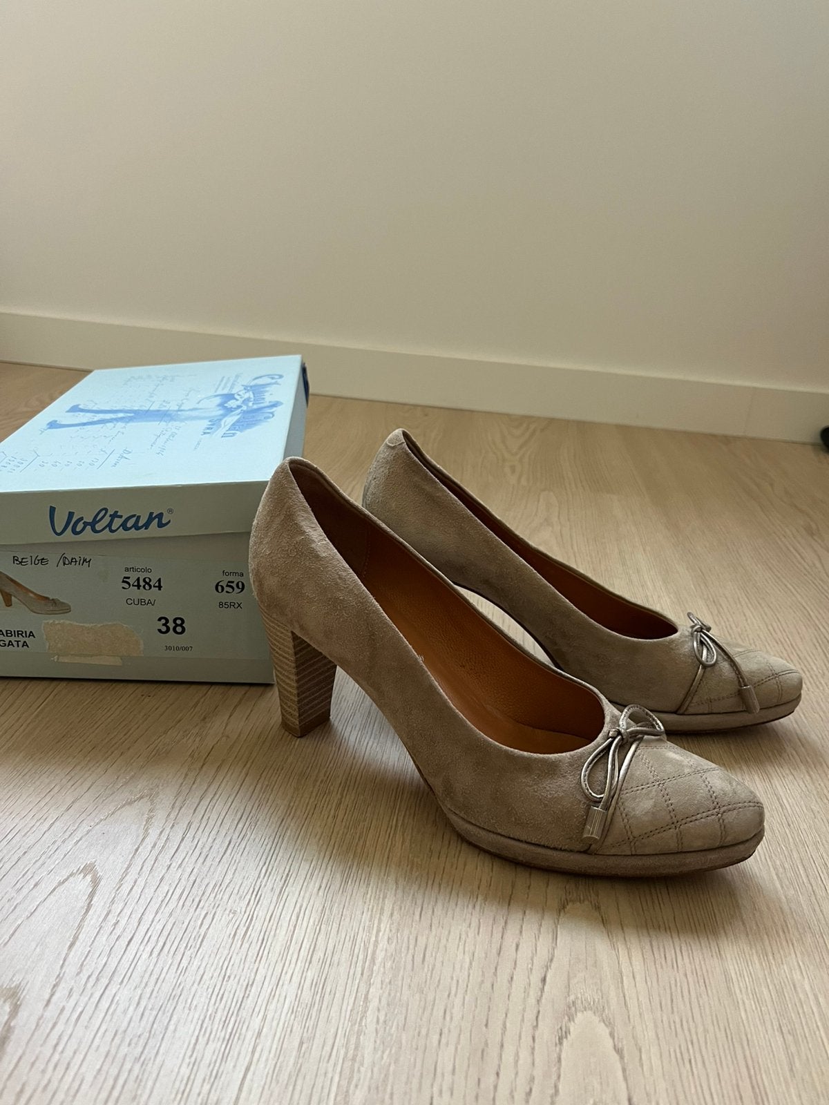 Prachtige schoenen Voltan - maat 38, Kleding | Dames, Schoenen, Beige, Ophalen of Verzenden, Zo goed als nieuw, Schoenen met hoge hakken