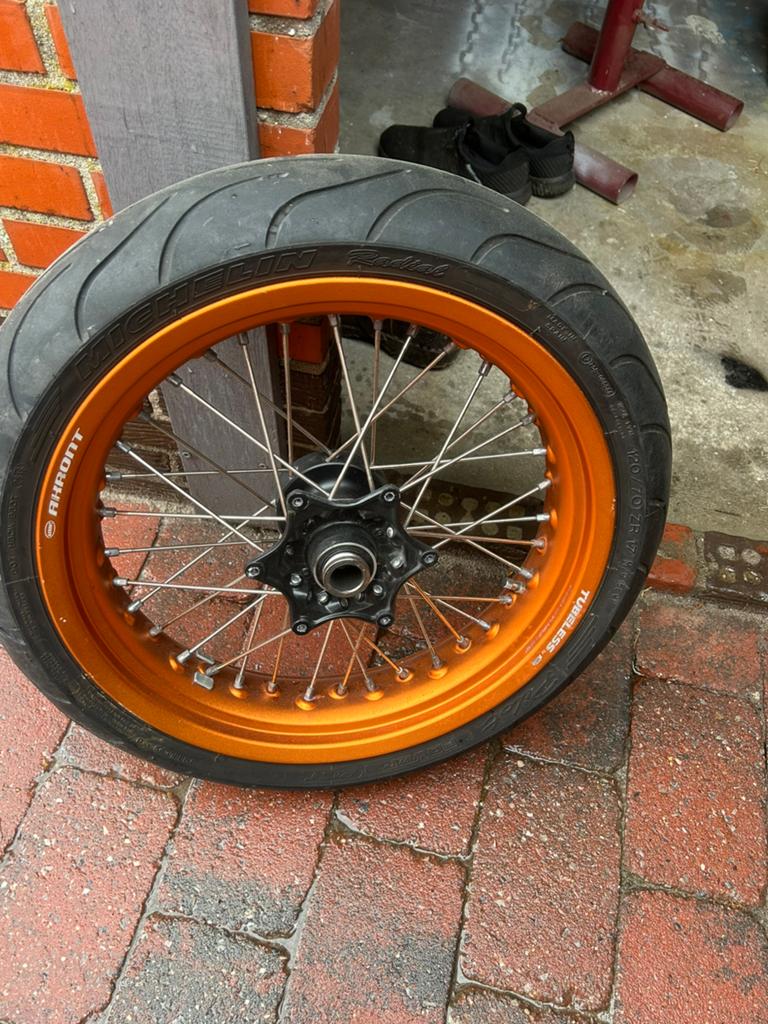 Ktm 690 smcr voor velg, Ophalen, Velg(en)