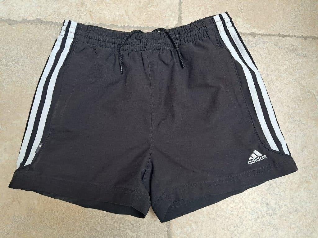 Merk Adidas: zwarte sportbroek mt 140, Kinderen en Baby's, Kinderkleding | Maat 140, Adidas, Gebruikt, Jongen of Meisje, Sport- of Zwemkleding