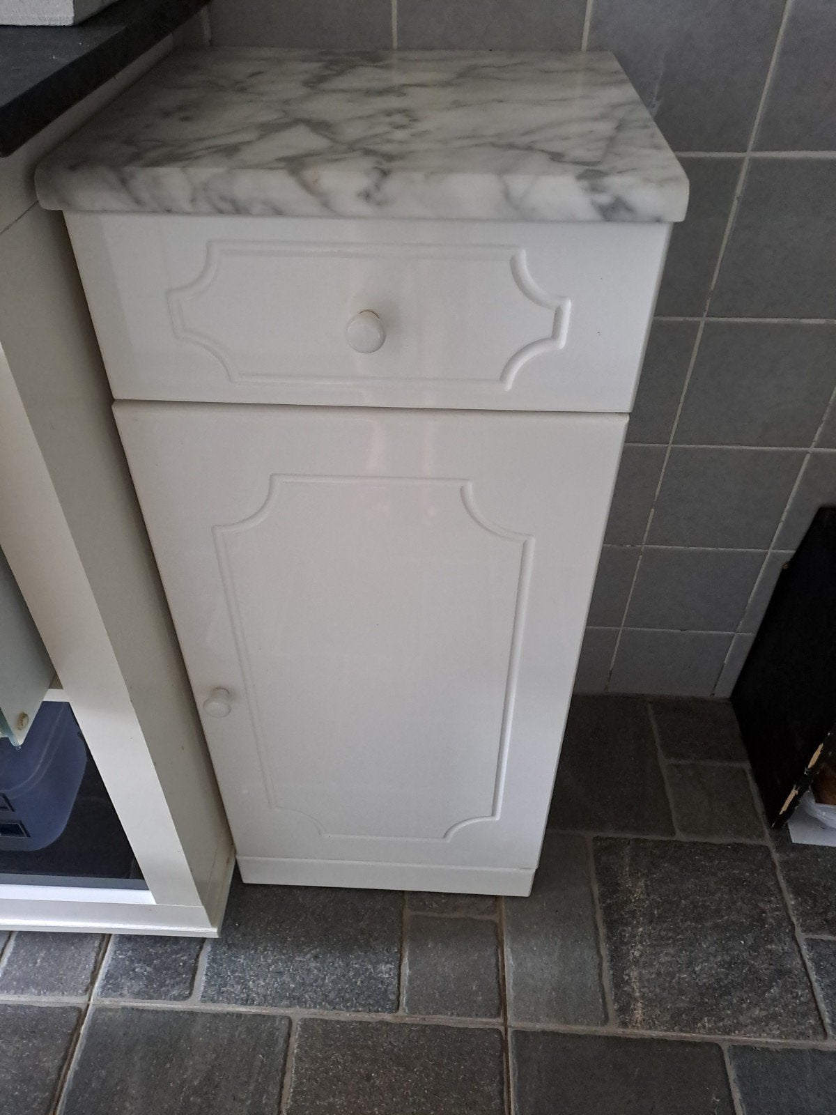 Petite armoire en pvc et tablette de marbre, Enlèvement, Utilisé