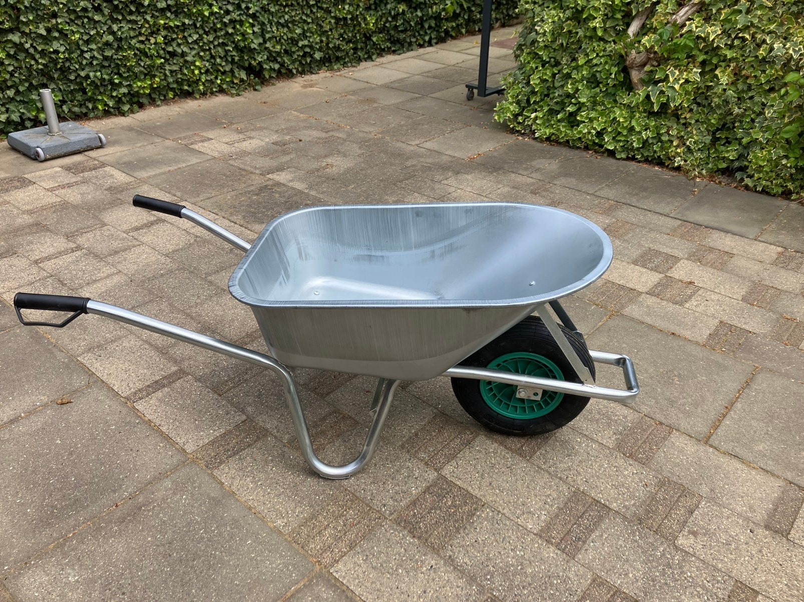 Nieuwe kruiwagen, Ophalen, Nieuw