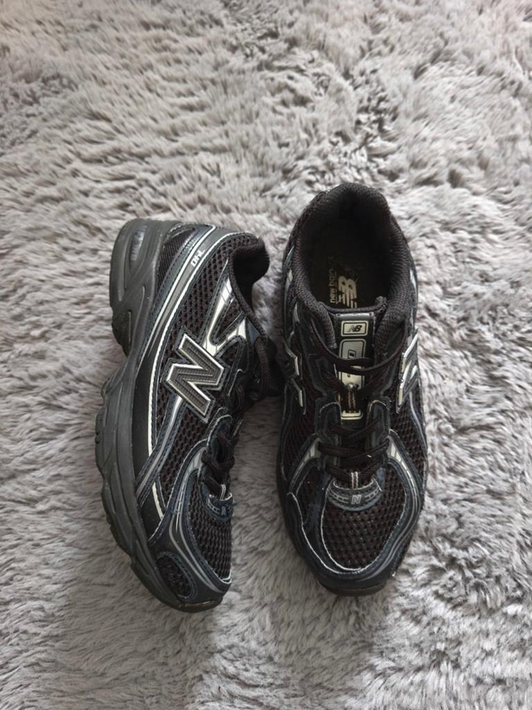 New Balance 740 Noir & Argent - Taille 35, Utilisé