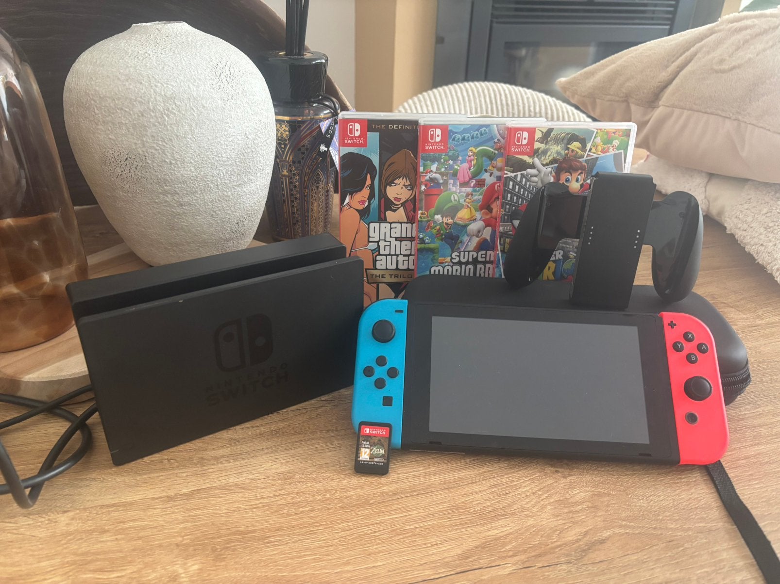 Nintendo switch + 4 jeux, Enlèvement, Reconditionné, Avec 2 manettes, Avec jeux