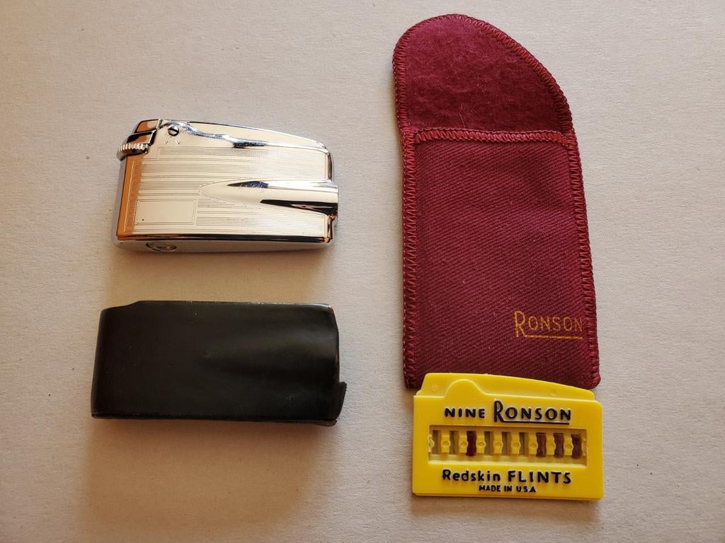Ronson Varaflame 1957 aansteker, Jet, met leer en bekleed me, Verzamelen, Rookartikelen, Aanstekers en Luciferdoosjes, Aansteker