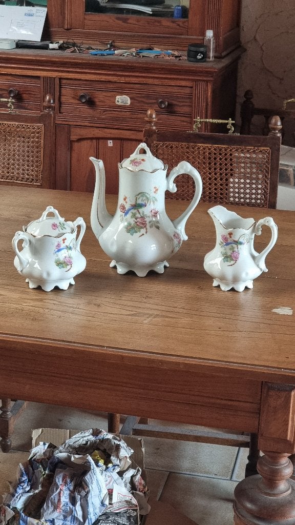 Cafetière, sucrier et pot à lait en porcelaine, Enlèvement