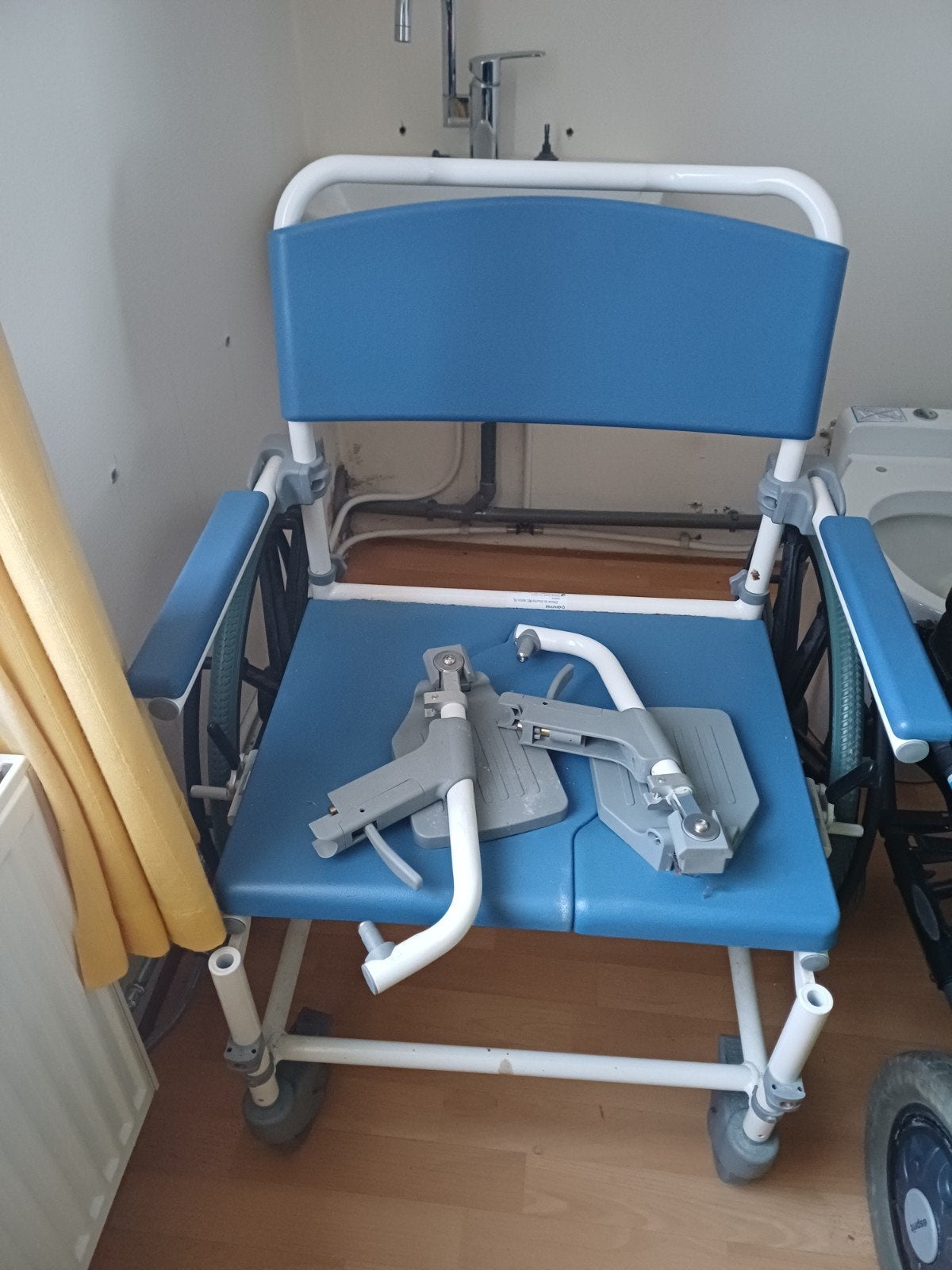 urgent. chaise de douche Invacare Aquatec Océan 24"., Divers, Chaises roulantes, Enlèvement, Neuf, Fauteuil roulant manuel
