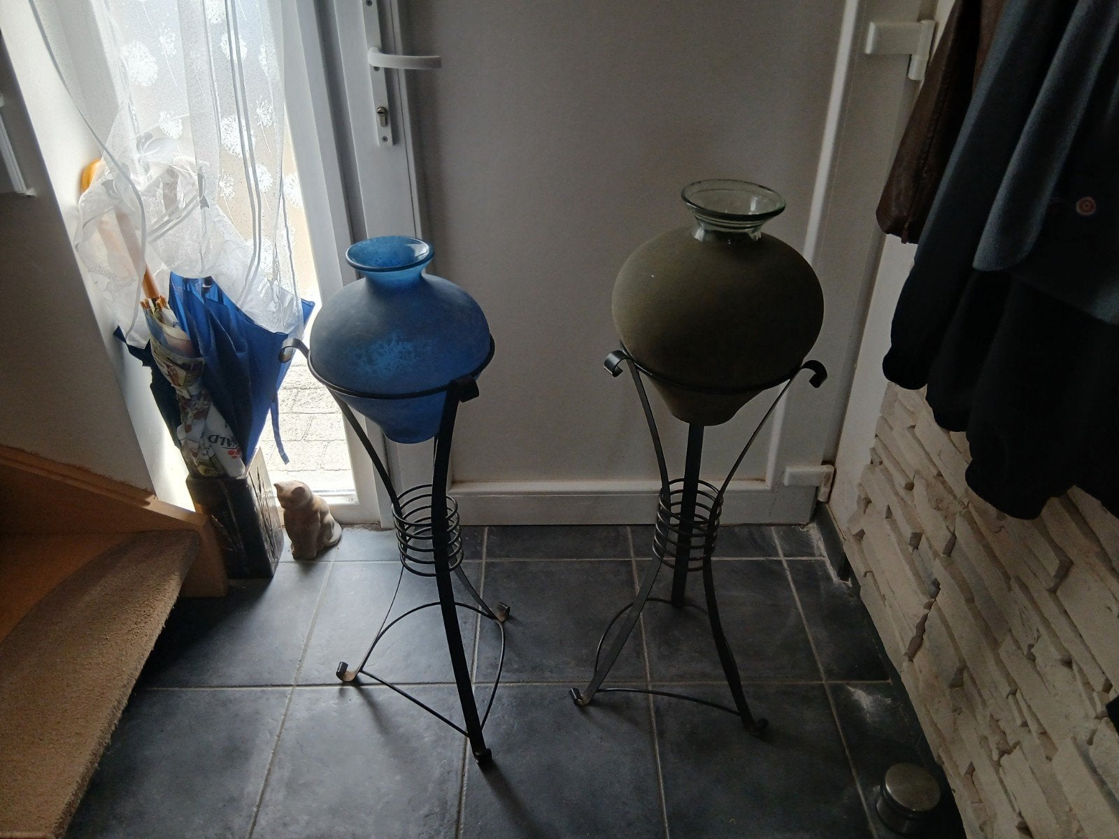 2 supports en metal avec vase en verre (gris et bleu), Antiquités & Art, Enlèvement