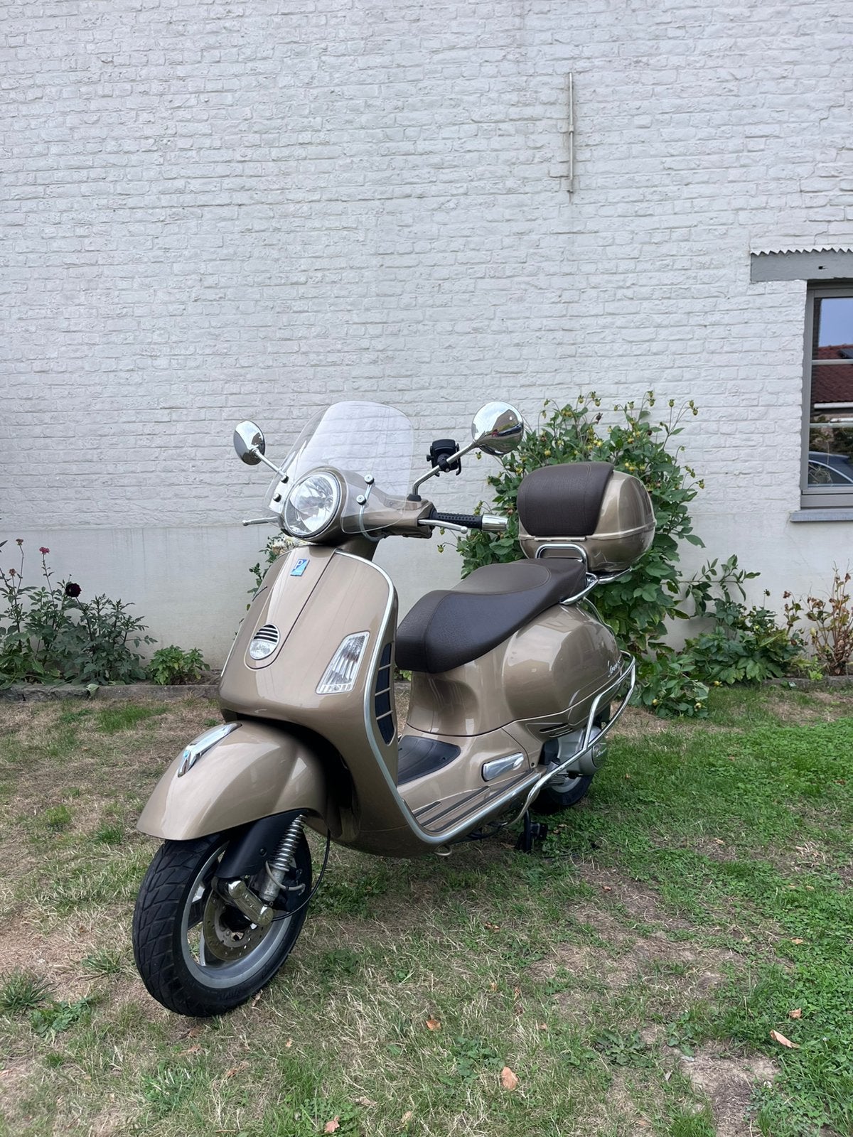 Vespa GTS125 avec tous les accessoires, Vélos & Vélomoteurs, 125 cm³, Comme neuf, Enlèvement, Essence