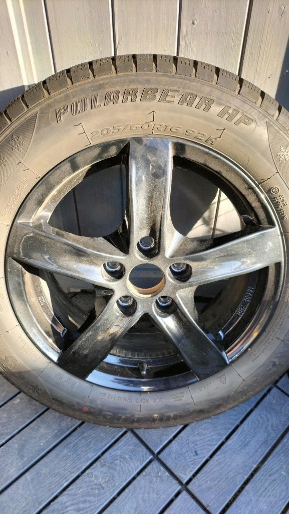 Set van 4 winterbanden op zwarte velg - 205/60R16  92H, Auto-onderdelen, Ophalen, Gebruikt, 16 inch, Banden en Velgen