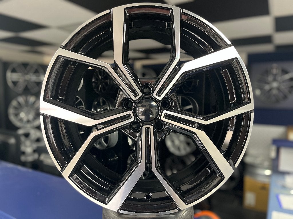IN STOCK: NIEUWE 18 inch 5x100 sportvelgenset VW Audi Seat, Autos : Pièces & Accessoires, Pneus & Jantes, Jante(s), Pneus été