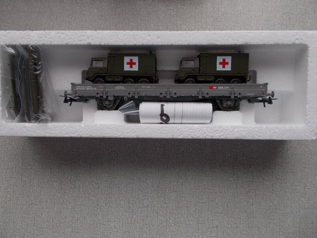 WAGON DE TRANSPORT DE DEUX AMBULANCES MILITAIRES - ROCO 1:87, Neuf, Wagon, Roco, Courant continu