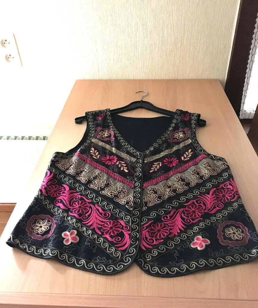Très joli gilet noir brodé - Taille 42/44, Enlèvement ou Envoi, Comme neuf, Taille 42/44 (L), Noir