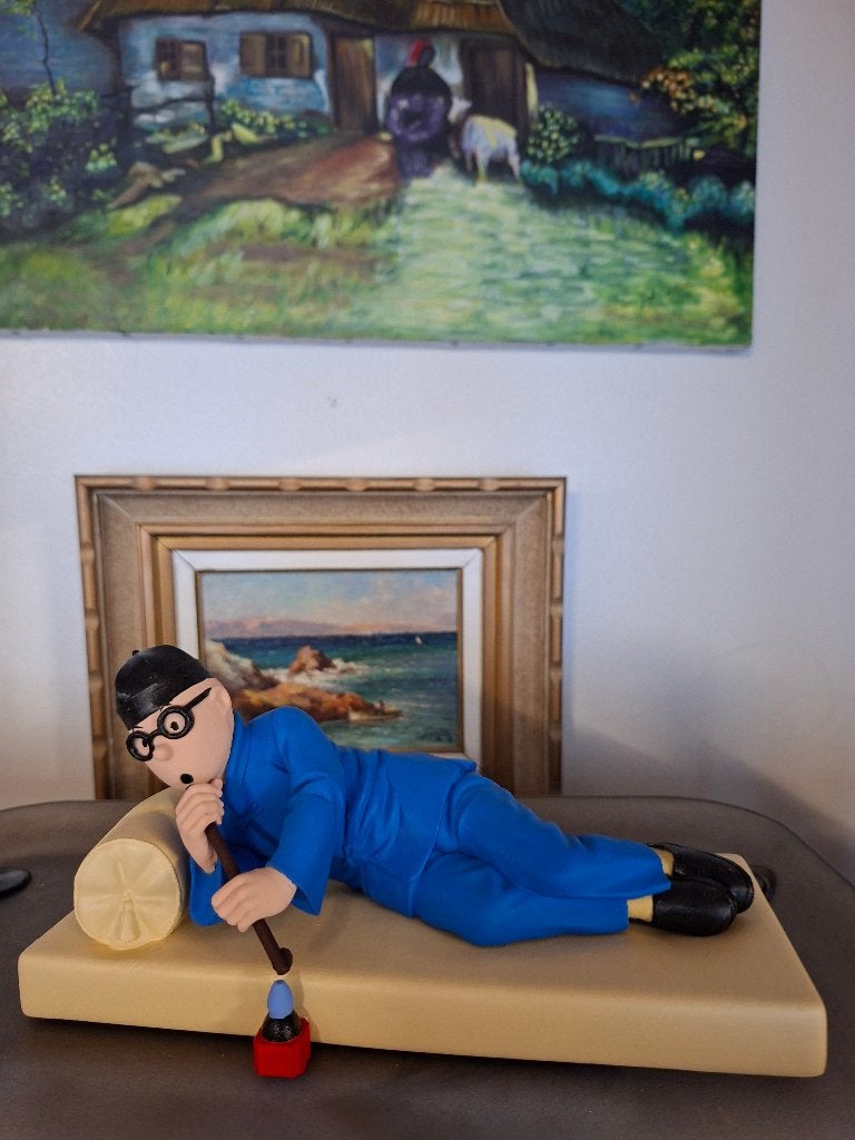 Tintin allongé avec la pipe d'opium 25cm., Collections, Statues & Figurines, Neuf, Autres types, Enlèvement ou Envoi