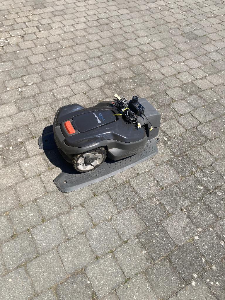 husqvarna robotmaaier 310 mark ii, Tuin en Terras, Grasmaaiers, Ophalen, Gebruikt, Minder dan 30 cm, Accu-grasmaaier
