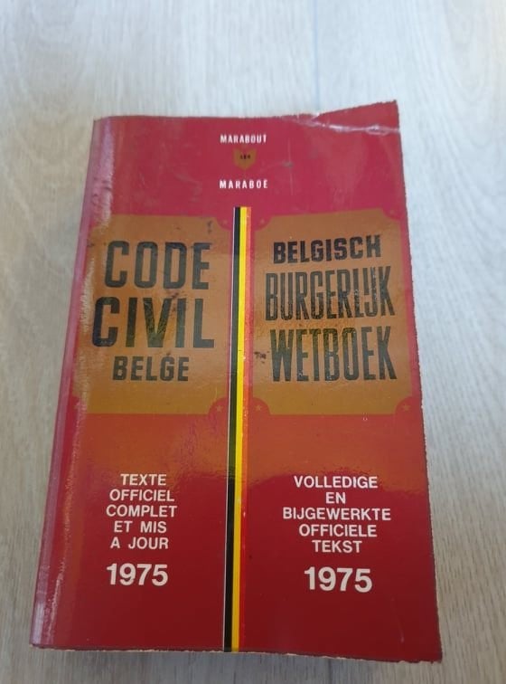 Boek Belgisch burgerlijk wetboek 1975, Boeken, Ophalen of Verzenden, Zo goed als nieuw