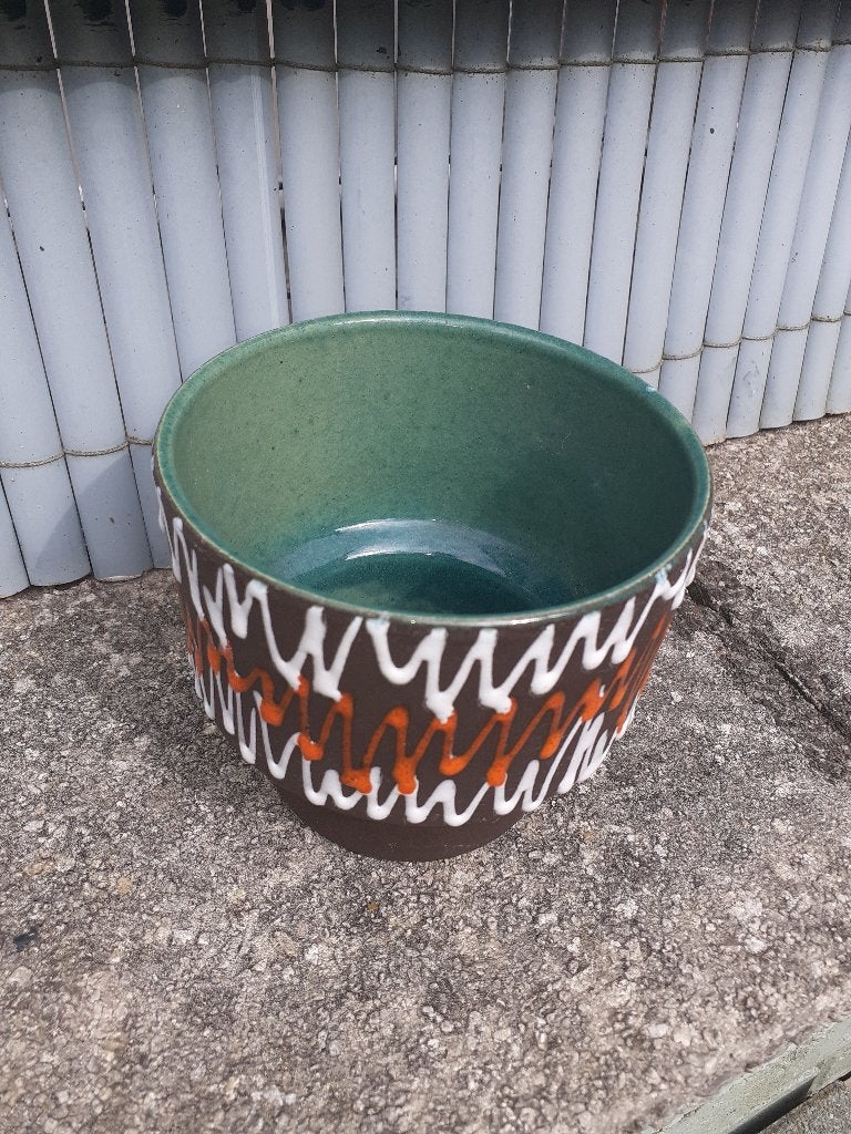 Cache pot brun avec zigzags colorés vintage, Moins de 25 cm, Enlèvement, Utilisé, Intérieur