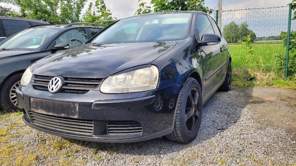 VW golf 1.6i AUTOMAAT wordt GEKEURD AIRCO euro 4 OHBOEK 2004, Auto's, Volkswagen, Stof, 4 cilinders, 1600 cc, Zwart