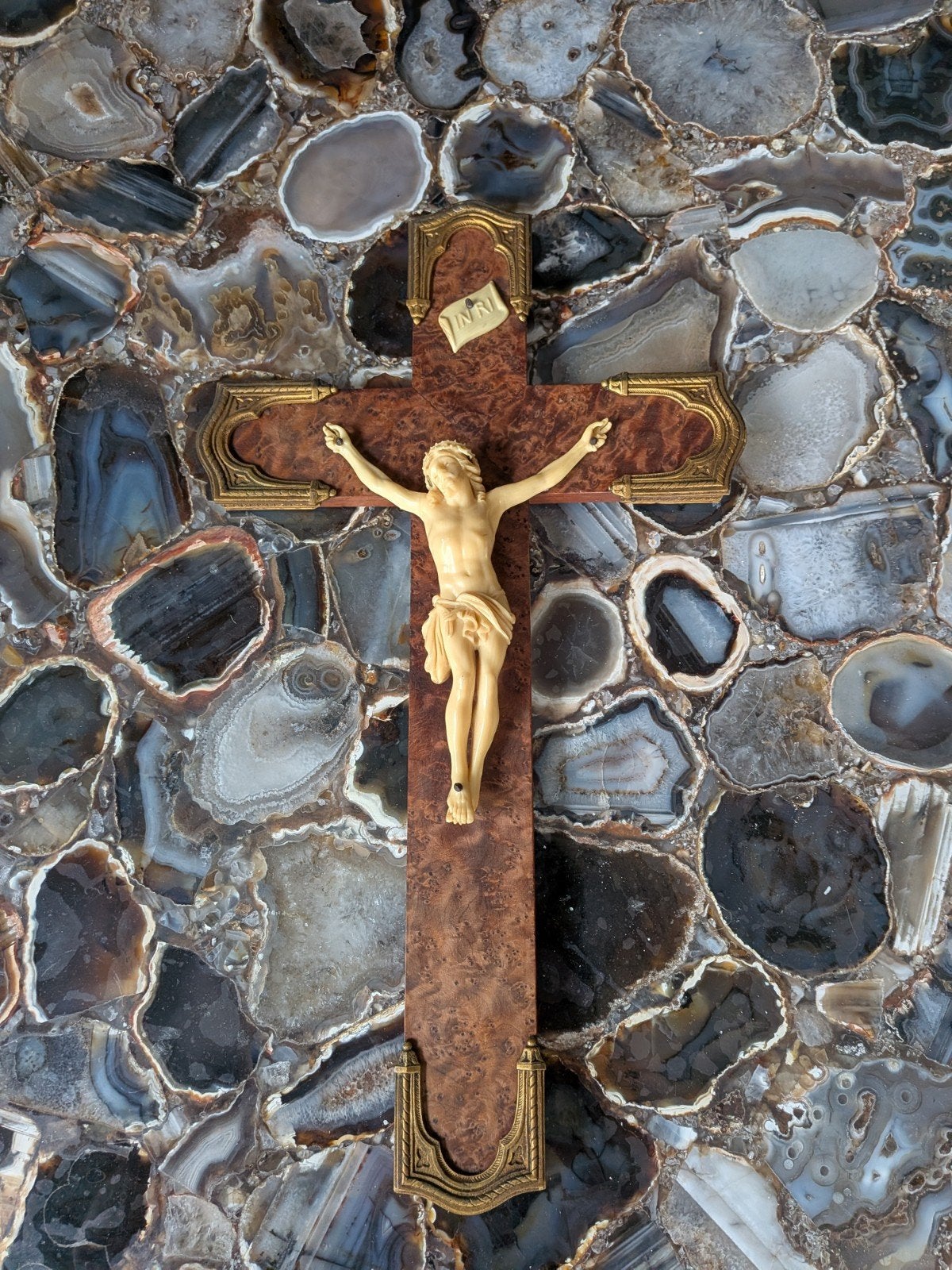Superbe crucifix ancien bois, laitons ciselés couleur ivoire, Collections