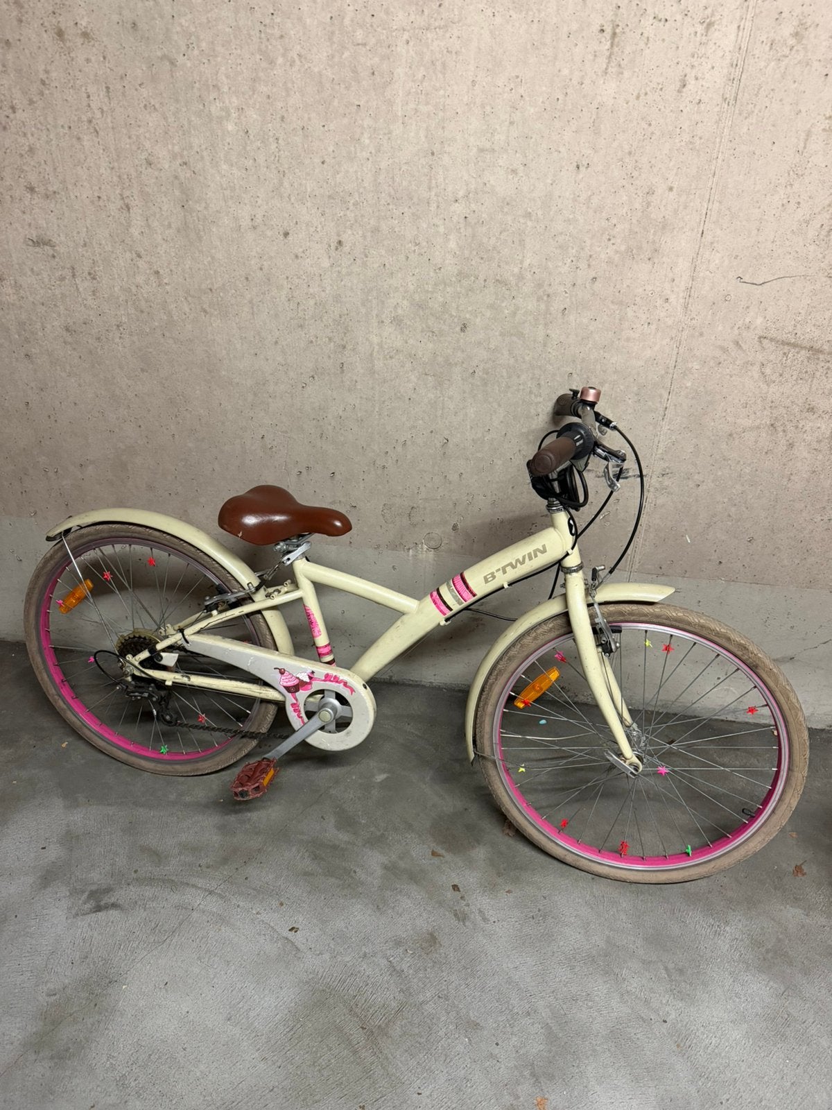 Vélo Btwin Décathlon fille rose et beige 24 pouces, Enlèvement, Comme neuf, 24 pouces
