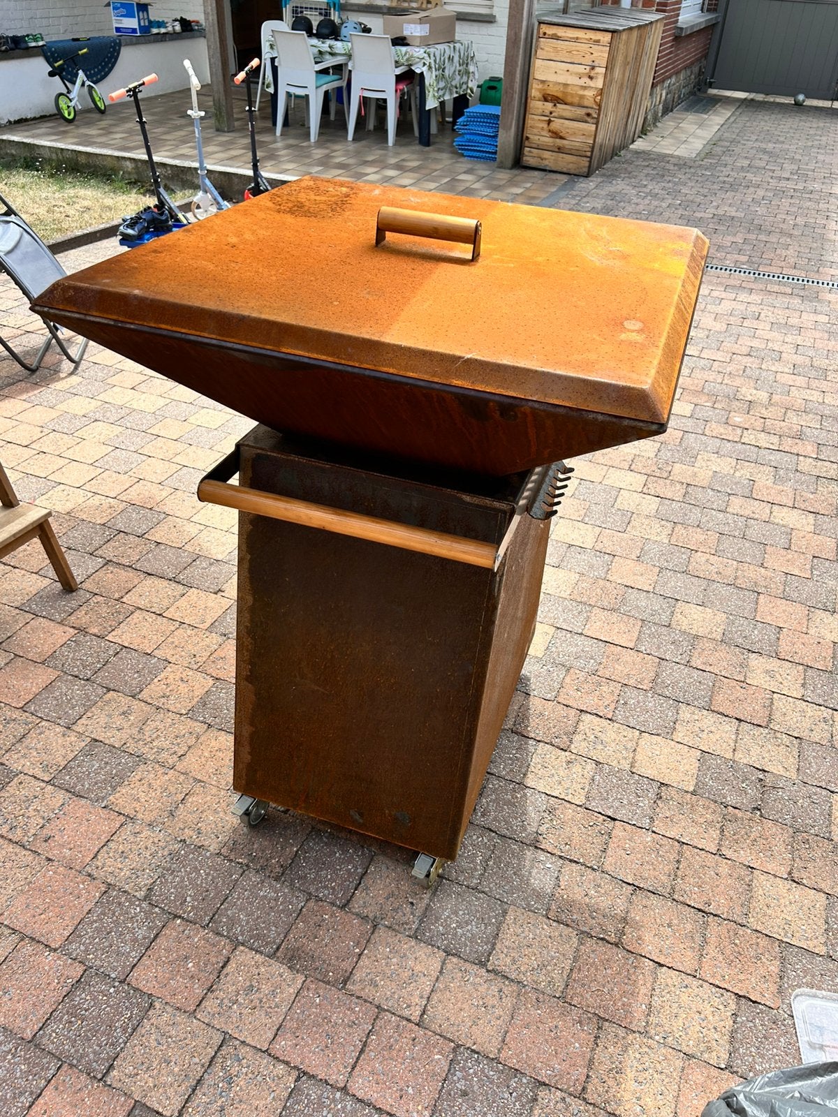 Cortenstalen BBQ / houtskoolbarbecue op wielen – groot model, Ophalen, Zo goed als nieuw