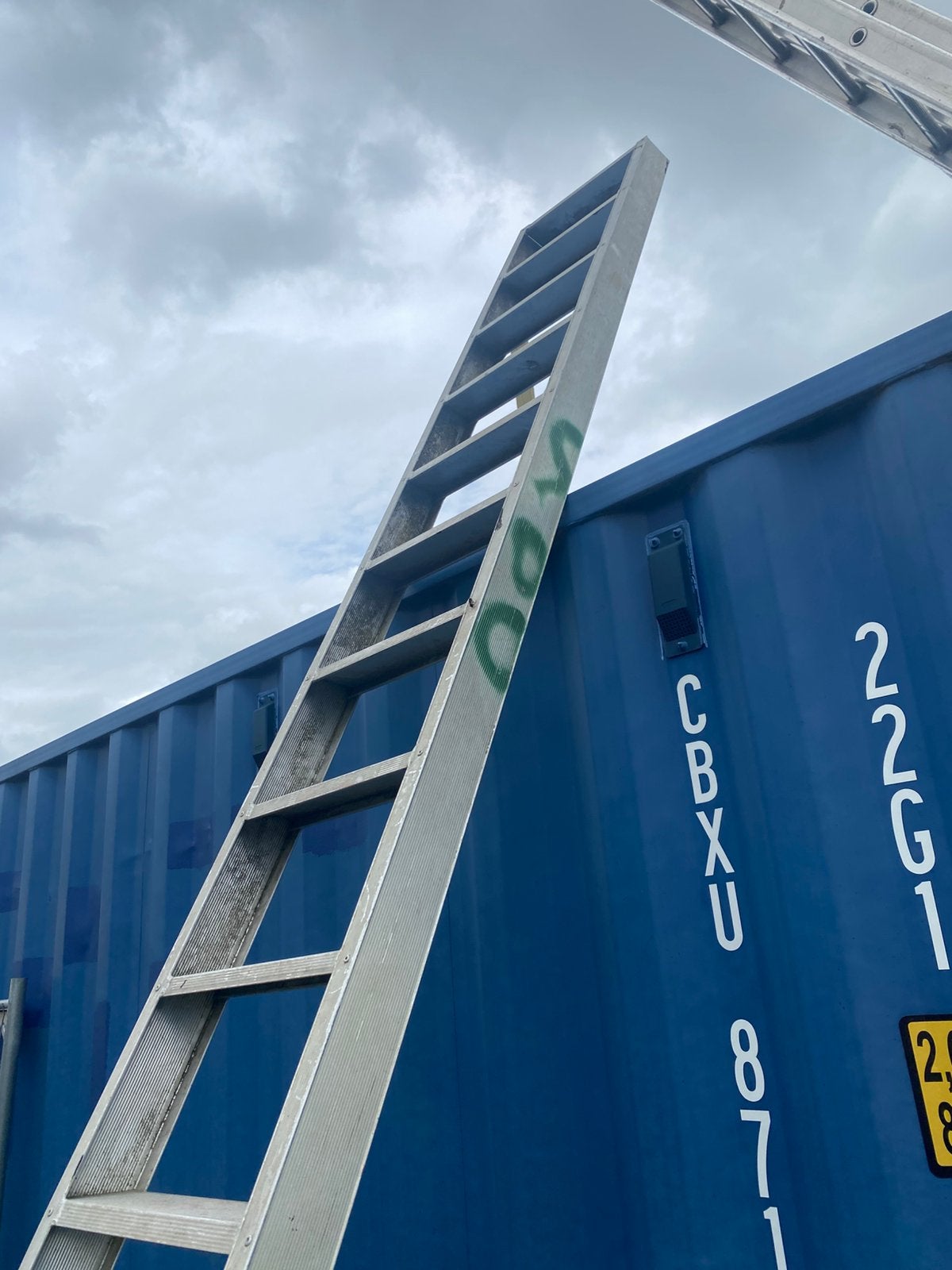 Professionele aluminium ladder 16 brede treden – 4,40 m, Doe-het-zelf en Bouw, Ophalen, Zo goed als nieuw, Ladder