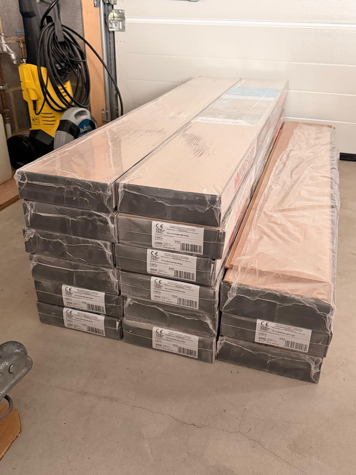 Parquet stratifié de qualité superieure, Enlèvement, Neuf