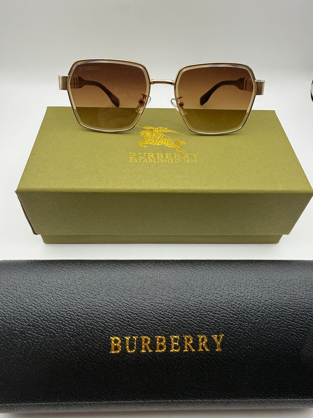 Lunettes de soleil Burberry 40 euros 3 pour 100 euros, Enlèvement ou Envoi, Neuf, Lunettes de soleil