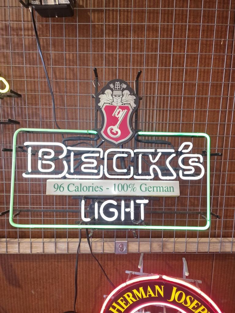 Beck's Light Bear USA Neon, Enlèvement