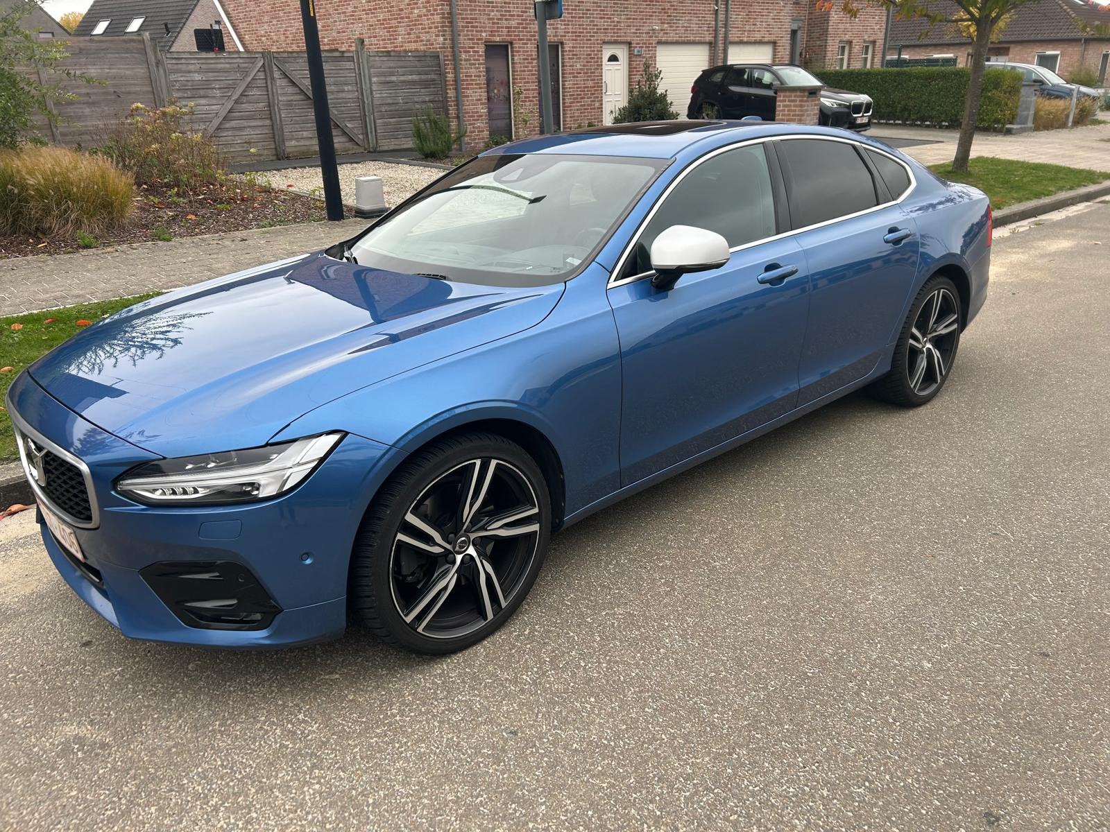 Volvo s90 d4 R design, Auto's, Automaat, Dealer onderhouden, Verwarmde buitenspiegels, Zwart