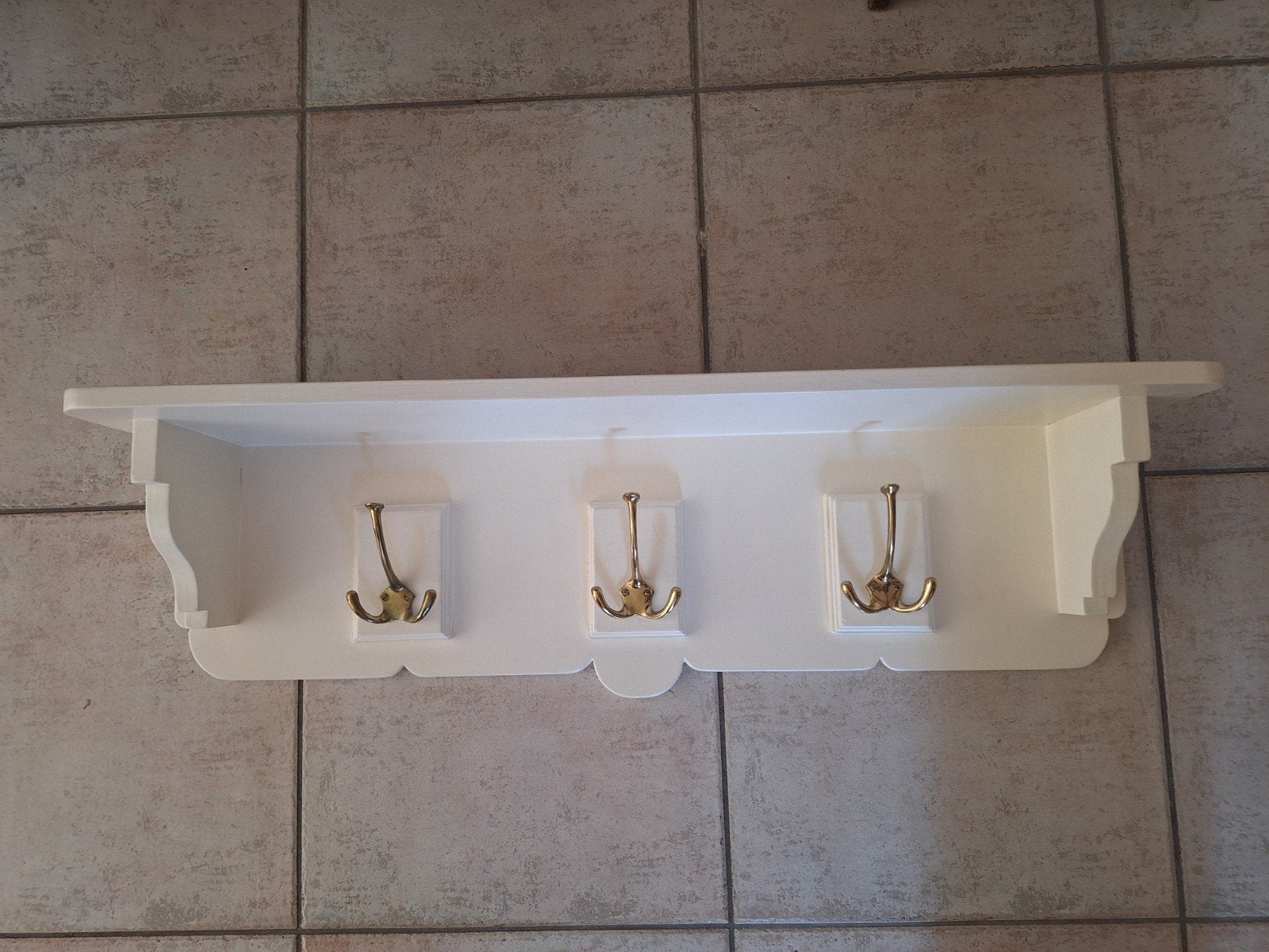 Witte houten kapstok met messing en legplank, Ophalen, Hout