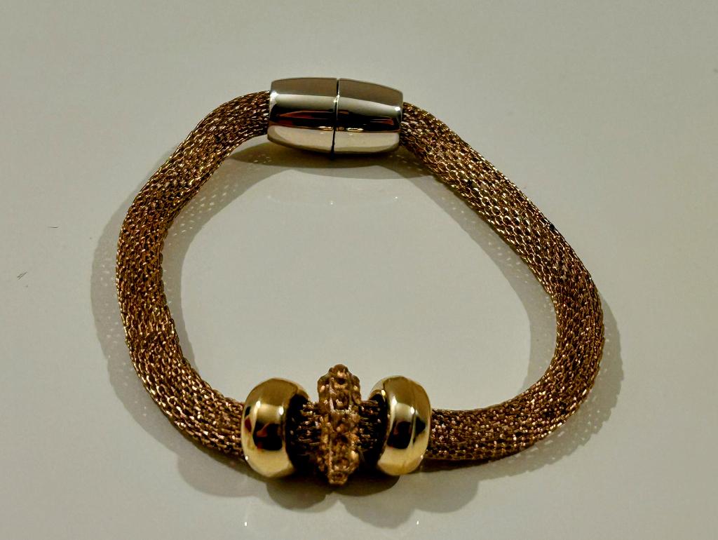 Goudkleurige armband met bedels, Ophalen of Verzenden, Zo goed als nieuw, Goud