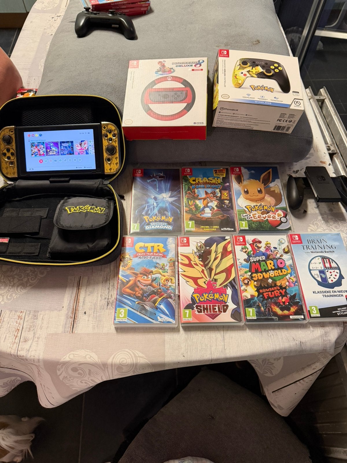 Nintendo switch Pokemon editie, Games en Spelcomputers, Ophalen of Verzenden, Zo goed als nieuw