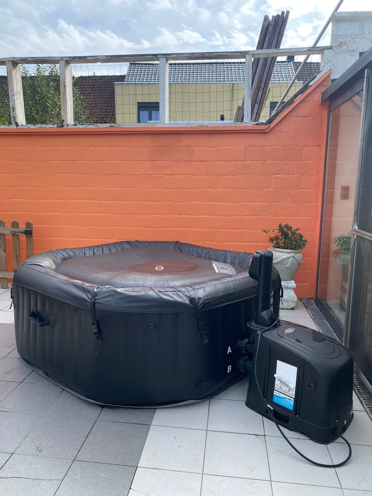 Jacuzzi met accesoires, Ophalen, Zo goed als nieuw, Afdekzeil, Opblaasbaar