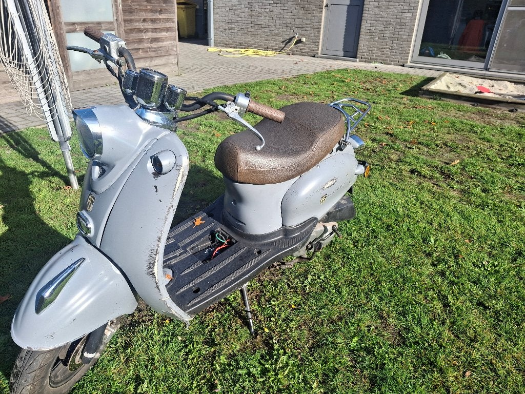 Brommer 50cc met papieren, Fietsen en Brommers, Ophalen, Gebruikt, Klasse B (45 km/u), 50 cc